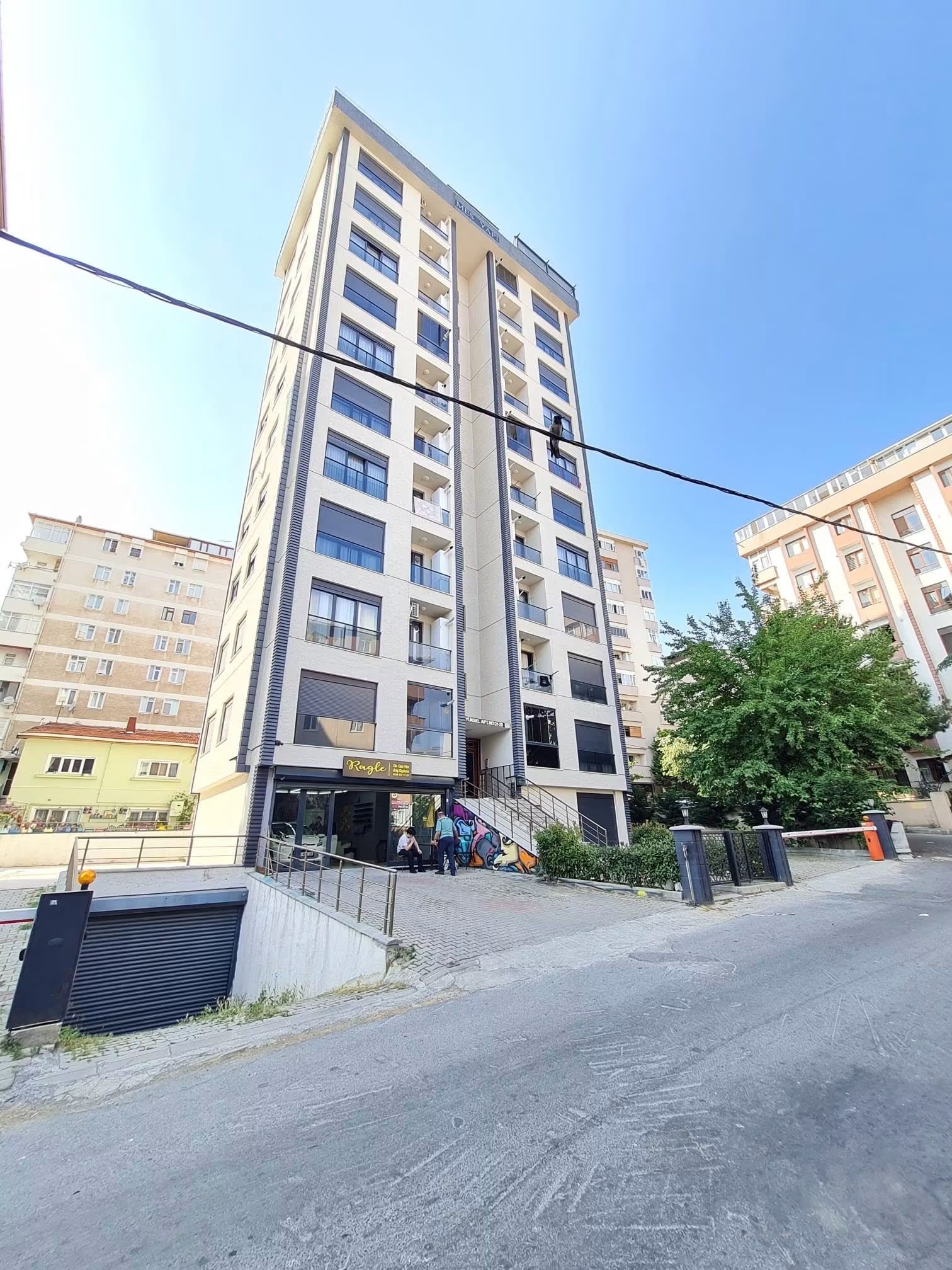 Yüksel Apartmanı’nın köşeden görünümü; zemin katta ticari ünite ve giriş düzenlemesi